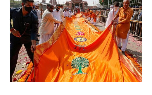 राम मंदिर ध्वजारोहण : सूर्य और ॐ से सुशोभित 20 फीट केसरिया धर्म ध्वज ने बढ़ाई भव्यता